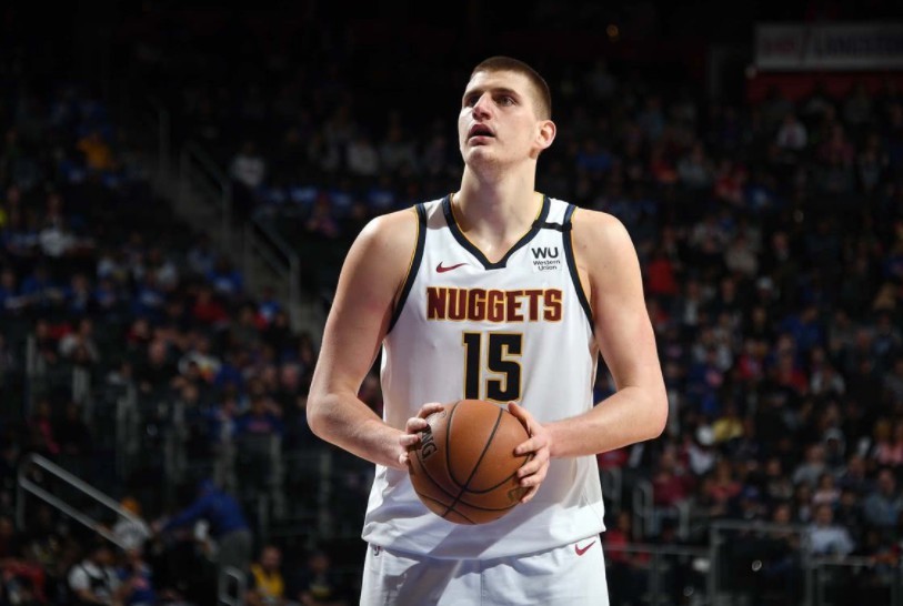  约基奇蝉联常规赛MVP创中锋历史纪录  