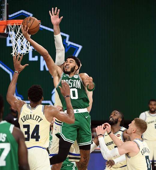  字母哥暴扣绝杀雄鹿加时力克凯尔特人迎四连胜